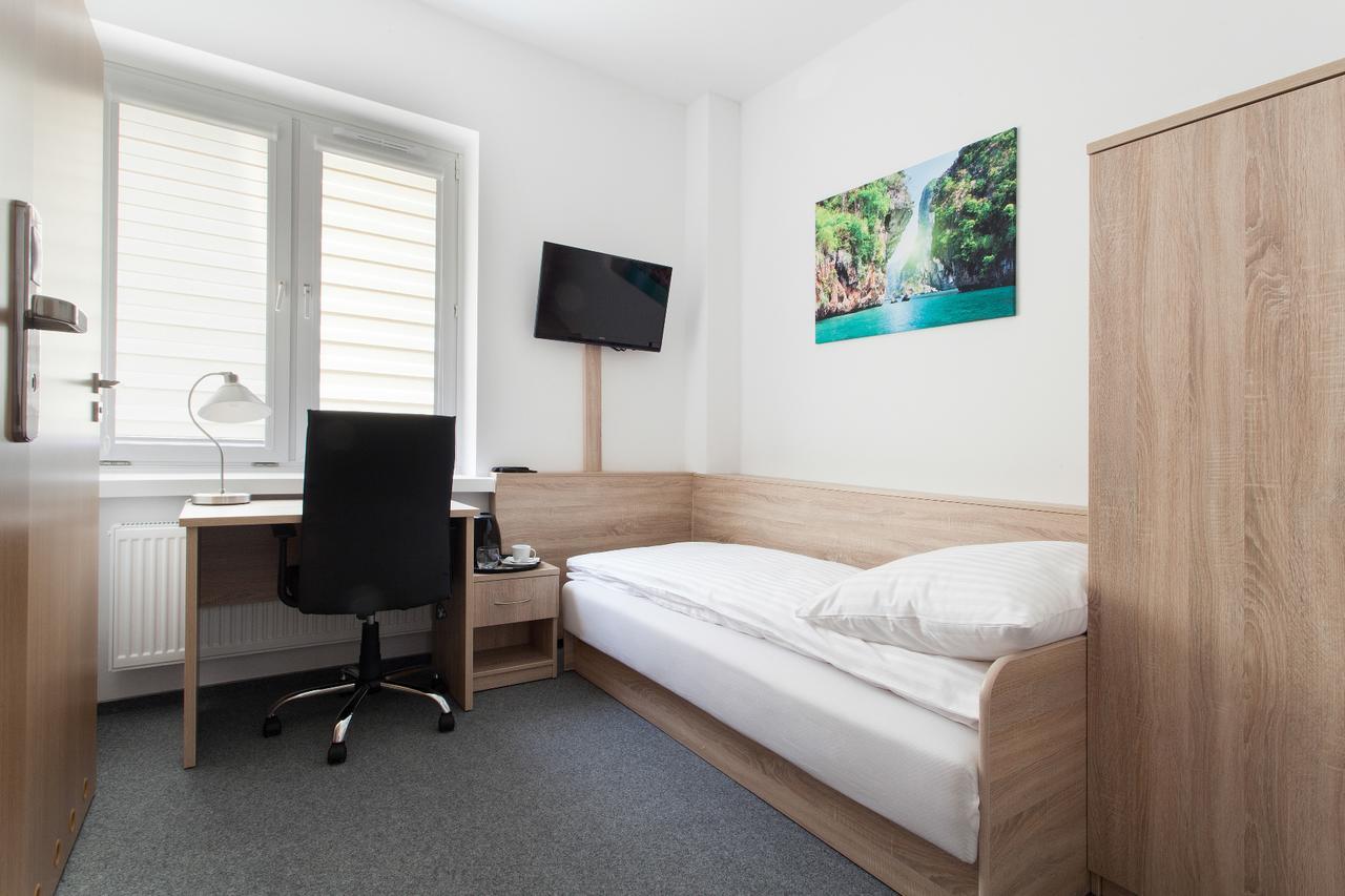 Dom Studenta Nr 1 Ans W Koninie Hostel โคนิน ภายนอก รูปภาพ